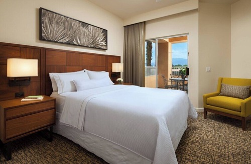 Rancho Mirage Resort | 1 Bed 560 sq ft Westin Mission Hills - kitchenette & sleeper sofa - sleeps 4