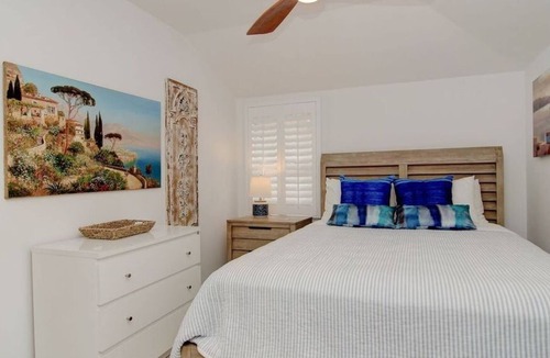Balboa Island Apartment | 1 Bedroom Single family L-602824 by Houzlet
