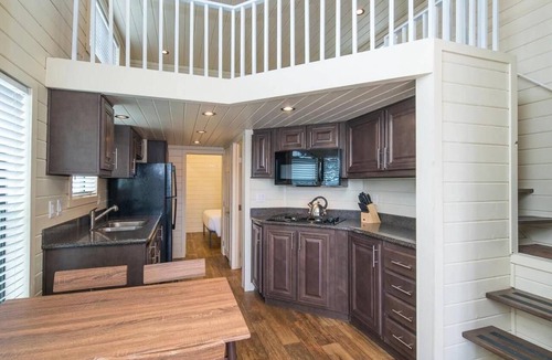 Camp Verde Hotel | 1 Bedroom w/loft Deluxe Cabin Sleeps 6- Dog friendly