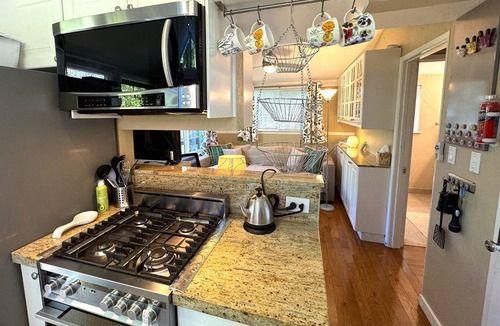 Country Club Cottage | 1 BR creek cottage for longer visits w washer/dryer