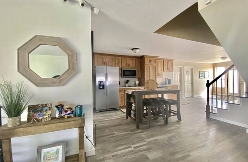 Orangeville House | 1 Full bed & 1 Single Bed Private Room #3 with TV and closet