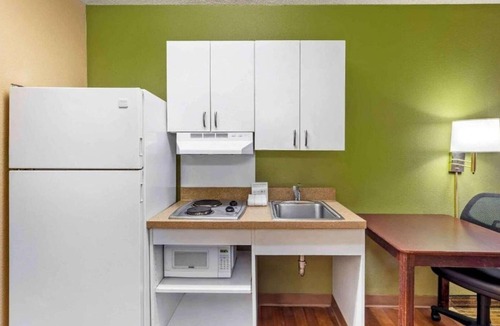 South Natomas Apartment | 1 King Bed | Non-Smoking, Kitchen, Shower