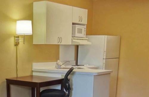 Raisin Apartment | 1 King Bed | Non-Smoking, Kitchen, Shower