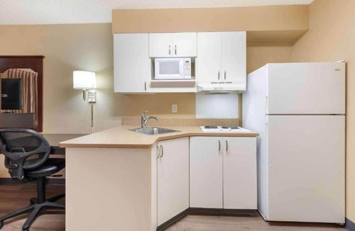 Raisin Apartment | 1 King Bed | Non-Smoking, Kitchen, Shower