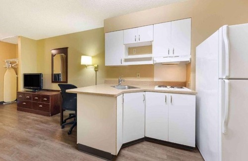 Raisin Apartment | 1 King Bed | Non-Smoking, Kitchen, Shower