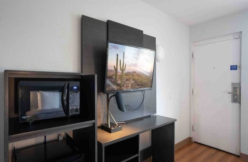 Chandler Apartment | 1 King Bed | Non-Smoking