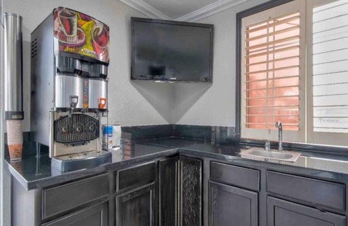 Carousel Apartment | 1 King Bed | Non-Smoking, Micfridge