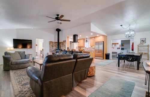 Peninsula Village House | 1 Mi to Lake Almanor! Northern Sierra Family Cabin