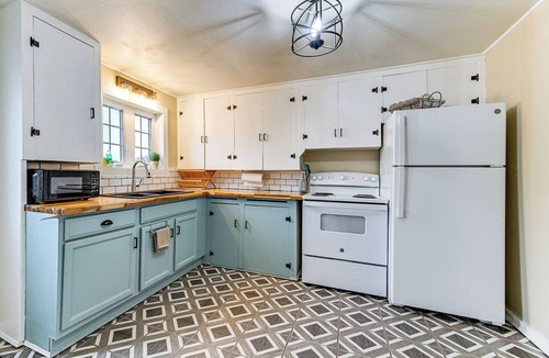 Grants Pass Apartment | 1 Mi to Rogue River: Walkable Grants Pass Retreat