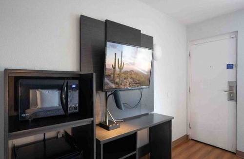 Chandler Apartment | 1 Queen Bed | Smoking | Chandler