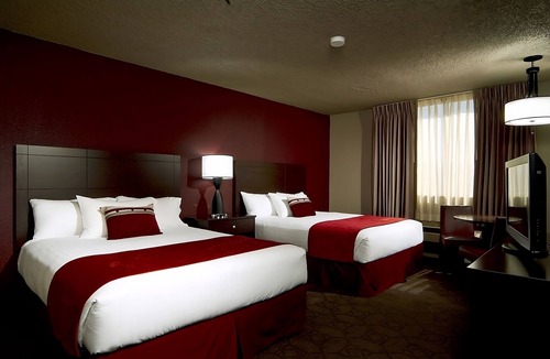 Laughlin Hotel | 1 x Sedona Pool View Queen Non Smoking Room at Edgewater Casino Resort