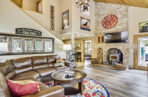 Sunriver House | 10 Conifer-Sunriver, Oregon: Hot Tub, BBQ, WiFi, SHARC Aquatics, Tubing Hill, Mt. Bachelor, Golf, Deschutes River, Tennis, Bike Paths