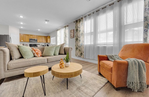 Enterprise House | 10 mins to Strip! 5BR 2.5BA Spacious 2 Story House 16 Sleep 1st Floor Bedroom