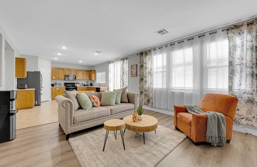 Enterprise House | 10 mins to Strip! 5BR 2.5BA Spacious 2 Story House 16 Sleep 1st Floor Bedroom