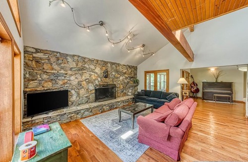 Cascadel Woods House | 11 Acre Mountain Spirit Retreat