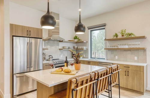 Bend Cottage | 1115 Aerie Buyout 2 Units, Near Downtown Hot Tub + Mountain View