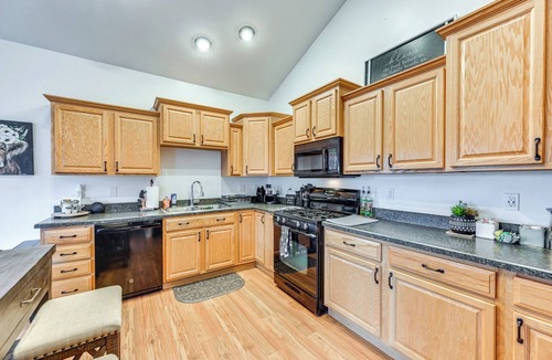 Flagstaff House | 12 Mi to Flagstaff: Pet-Friendly Home w/Sunroom!