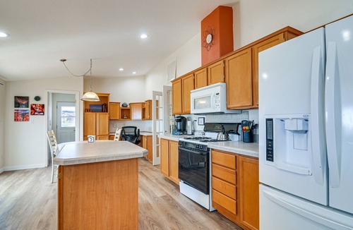 Big Water House | 13 Mi to Lake Powell: Mtn-View Home w/Deck & BBQ