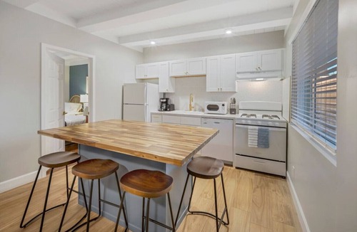 Vista Apartment | 15 Min to Beach | Modern Vista Escape