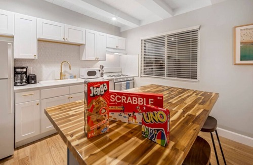 Vista Apartment | 15 Min to Beach | Modern Vista Escape