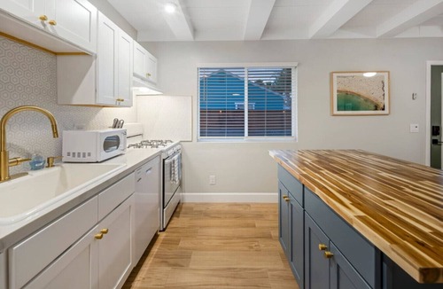 Vista Apartment | 15 Min to Beach | Modern Vista Escape