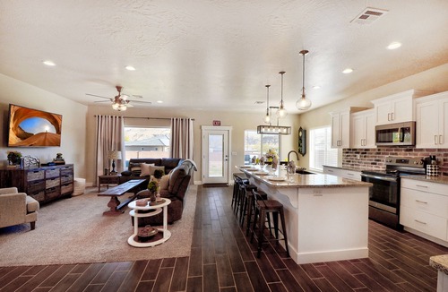 La Verkin House | 155 La Verkin |Private Hot Tub and Pool, Spacious yard, and Close to Zion National Park