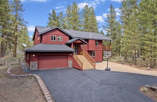 River Forest Acres House | 164 Jillian - Private, Peaceful Near Deschutes River, Hot Tub, Fenced Yard, Ping Pong, & Foosball