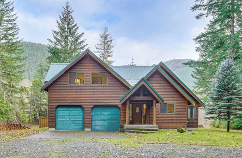Enumclaw House | 19 Mi to Slopes at Crystal Mtn: Getaway w/Hot Tub