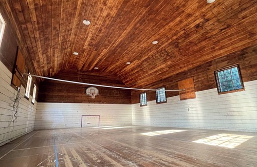 Dallas House | 1910 Schoolhouse w/Private Gymnasium, player piano, record player, pump organ