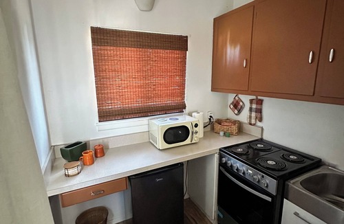 Merced Apartment | 1950’s Mid-Century-Modern studio with AC and WiFi in lovely Merced