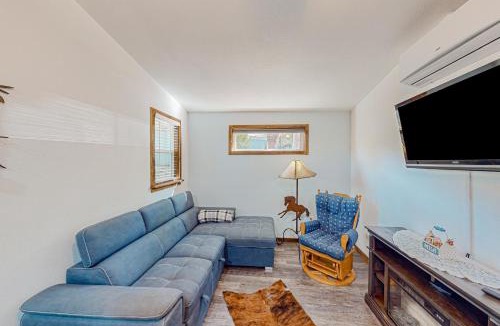 Mono Vista House | 1BR Dog-Friendly Lakefront Cabin w/Canoes