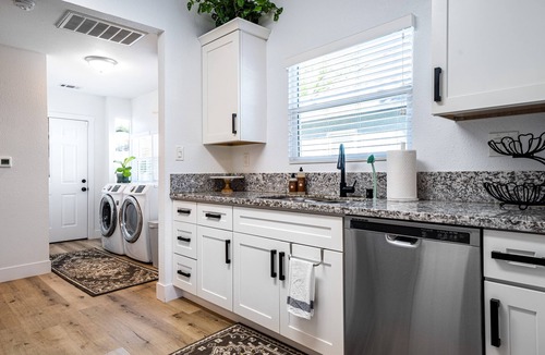 North Oak Park Apartment | 1BR Near UC Med - Peloton - Craftsman