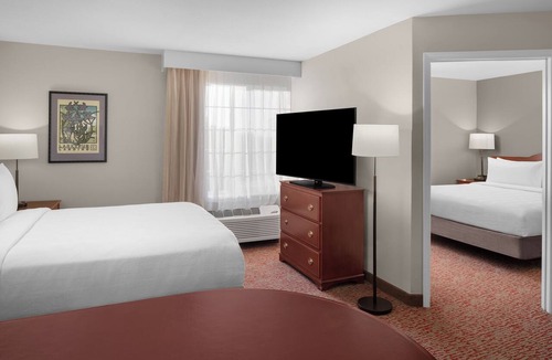 The East Side Hotel | 1BR Suite Near SF – Kitchen, DVD Library & Fresh Cookies!