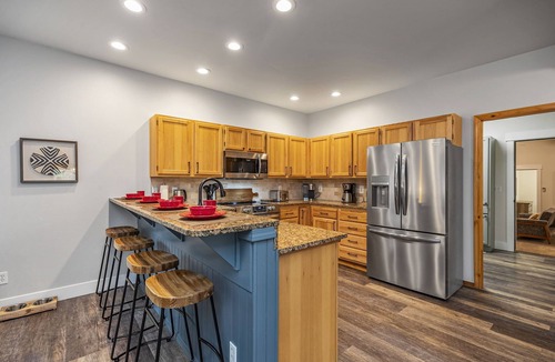 Ronald House | 1PM Check-In+Pool Access | Affordable, Family Friendly+PetsOK | Lake Nearby