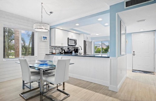 Jupiter Bay Condo | 2/2 Condo Steps from the Beach