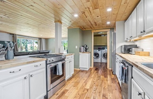 Grants Pass House | 2-Acre Country Retreat with Hot Tub
