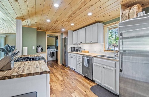 Grants Pass House | 2-Acre Country Retreat with Hot Tub