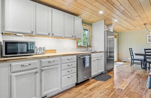 Grants Pass House | 2-Acre Country Retreat with Hot Tub