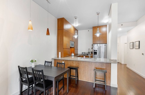 Pearl District Condo | 2 bed/bath condo in trendy Pearl District - with free parking