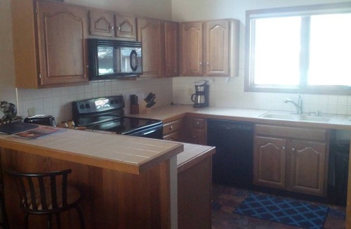 Mammoth Lakes Condo | 2 Bedroom 2 bath end unit pet friendly condo in the