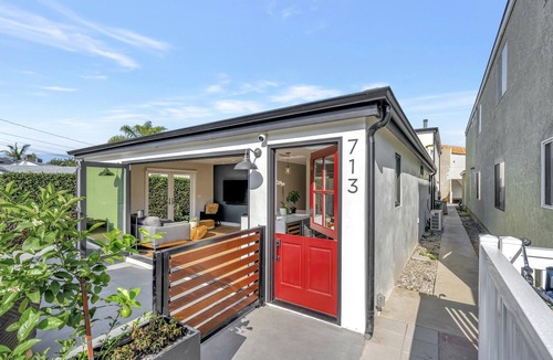 Corona del Mar House | 2-bedroom 2 bath vacation home walking distance to Fashion Island
