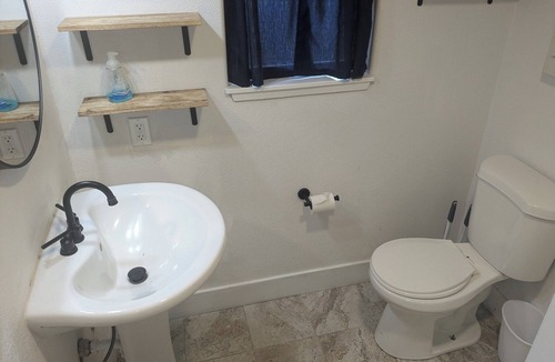 Kelseyville Cabin | 2-bedroom cabin in beautiful Loch Lomond with in-unit laundry