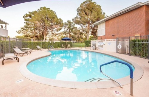 Winchester Condo | 2-bedroom Condo in Las Vegas Country Club! AC, pools, hot tubs and a gym!