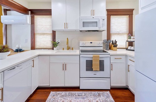 Whittier Apartment | 2 Bedroom Craftsman : KING Bed : Views : Parking : Between Disney/Universal