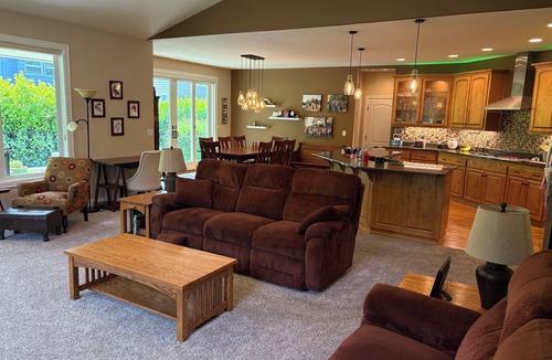 Salem House | 2-bedroom house in great neighborhood. 0.7 miles from Triathlon starting line