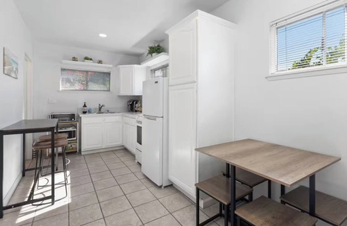 Bay Park Condo | 2 Bedroom Private Getaway: 3 Miles from the beach, 10 minutes to the Airport!