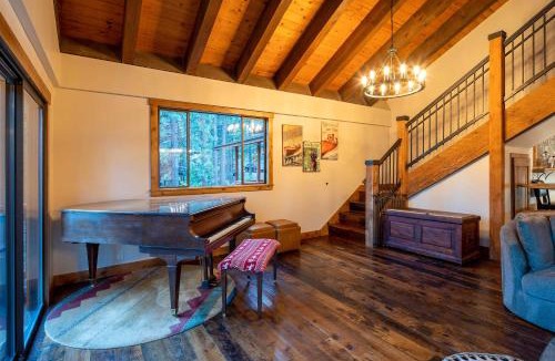 Incline Village House | 2 Blocks to Lake Tahoe! Group Gem w/Hot Tub