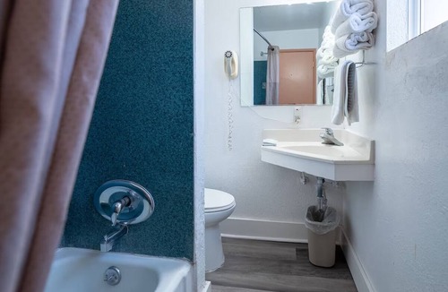 Madras Hotel | 2 Budget Rooms with 2 Queen Beds Near Madras Aquatic Center - Free Parking!