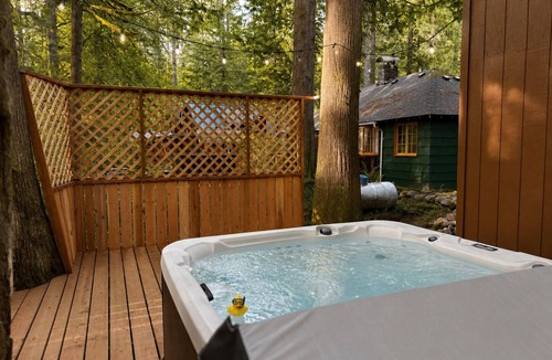 Rhododendron Cabin | 2 Cabins One Epic Getaway! 2 Hot Tub, 9 beds, Fast Wifi, AC, Pet Friendly, Creek