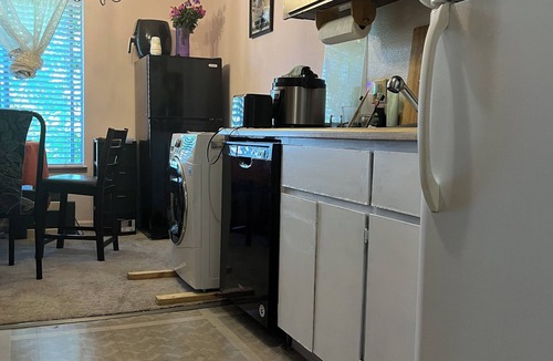 Reno/Tahoe Airport Apartment | 2 comfort bedroom with private bath & kitchen by Reno airport ,close ski & hike